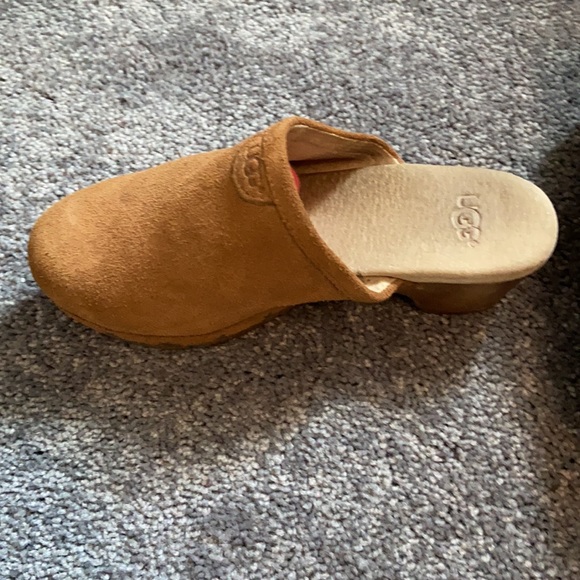 Size 7 women’s ugg clogs - Picture 2 of 3